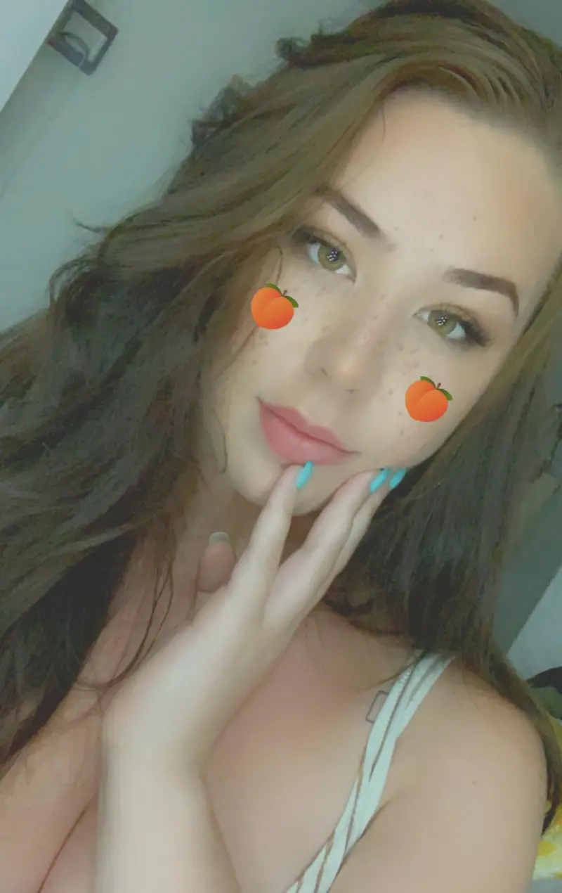 xevywo (18) female from IT - sexting partner
