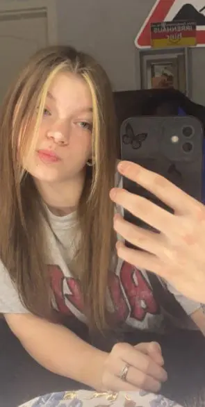 xexil99648 (18) female from AE - sexting partner