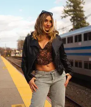 xijoce1085 (18) female from CH - sexting partner