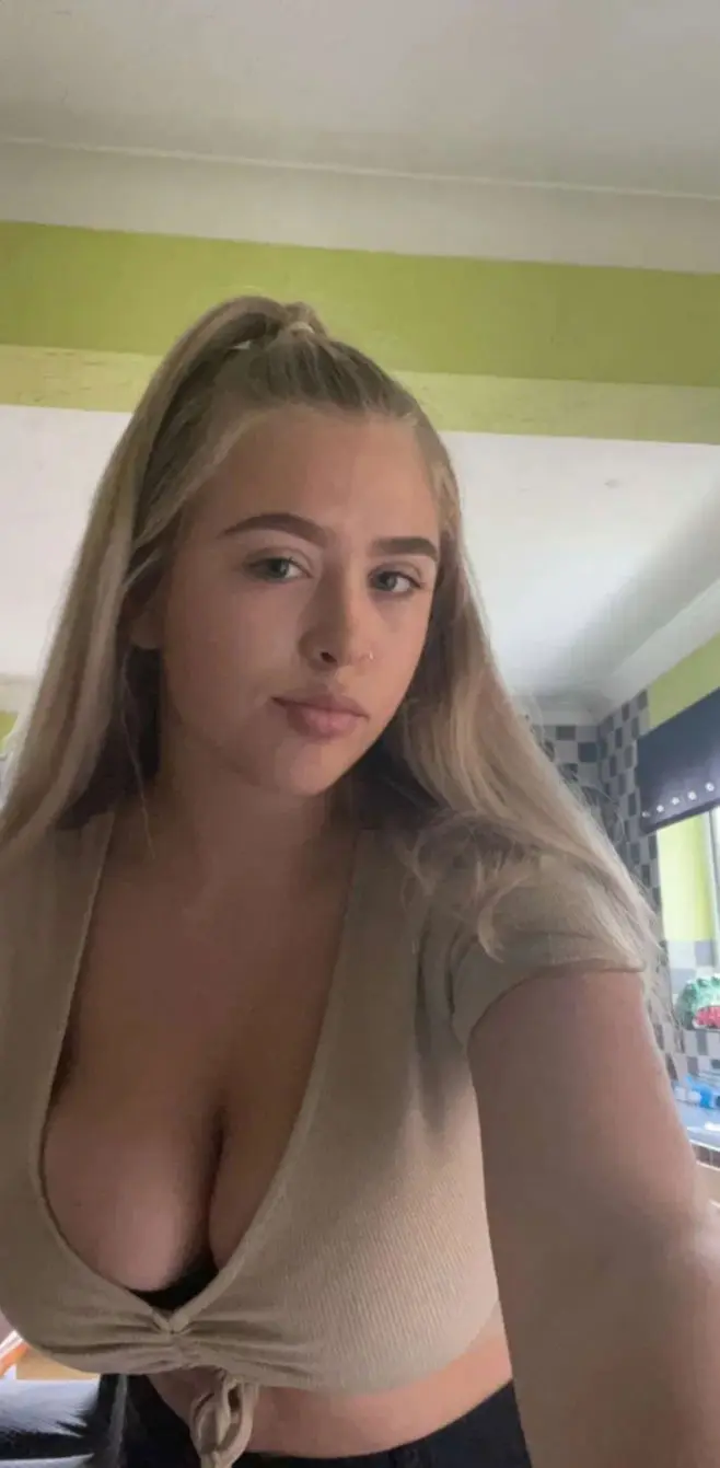 xitinixuio (18) female from GB - sexting partner