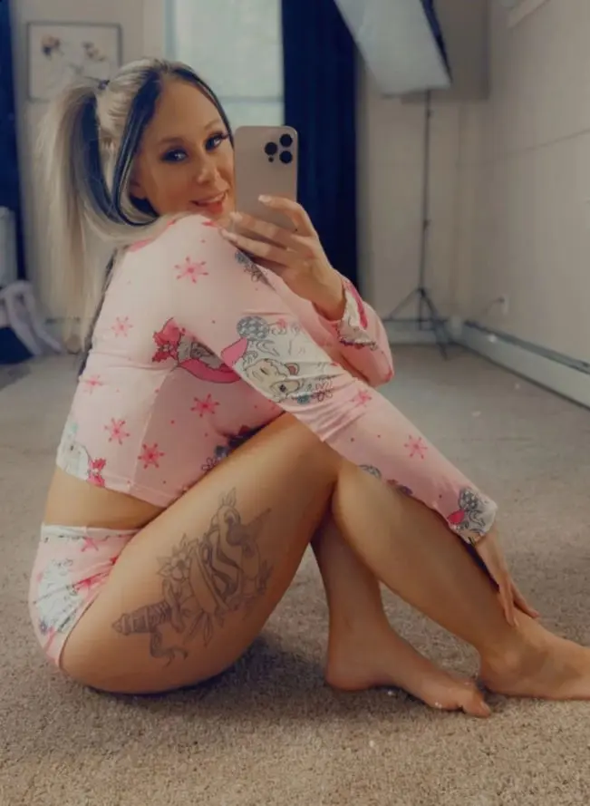 xitusety (18) female from GB - sexting partner