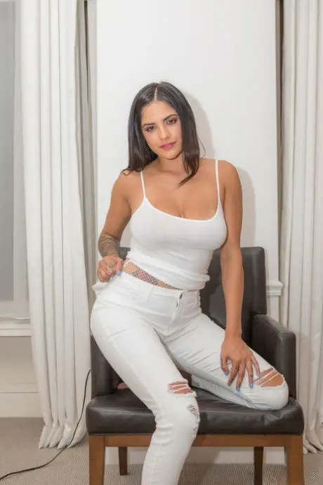 xojakagy (18) female from CA - sexting partner