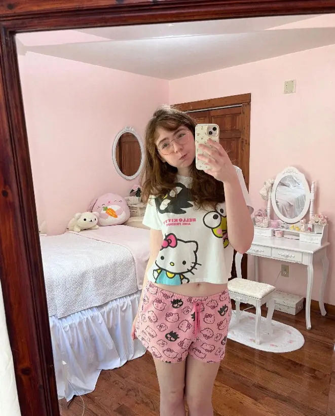 xowegoqy (18) female from GB - sexting partner