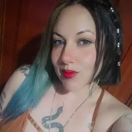 xylywisa (18) female from GB - sexting partner