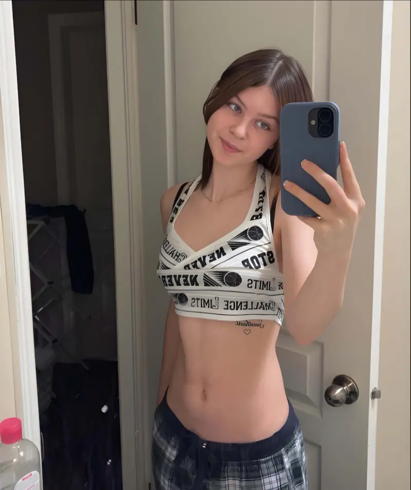 yaboyed232 (18) female from AU - sexting partner