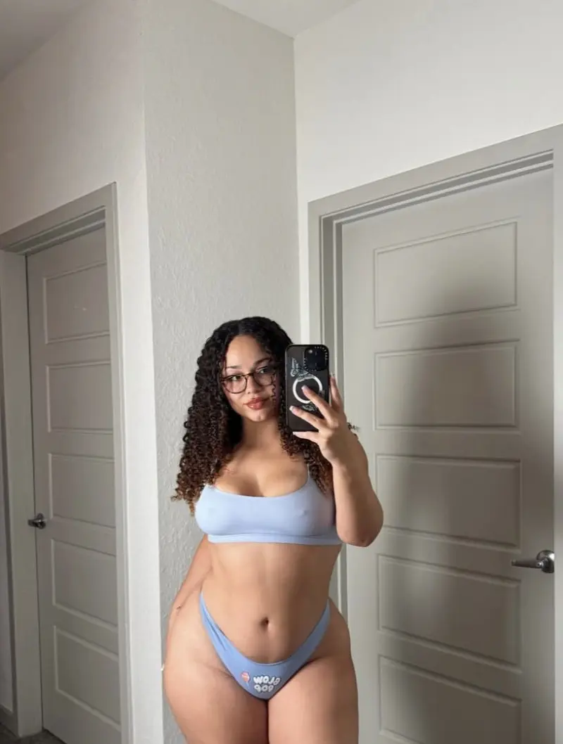 yadefix374 (21) female from US - sexting partner