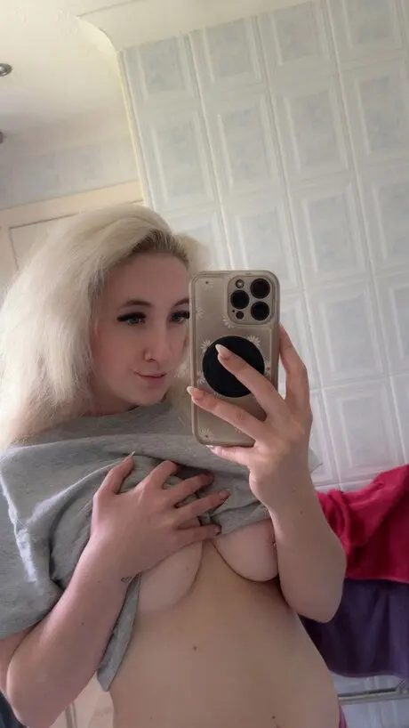 yakecew552 (18) female from GB - sexting partner