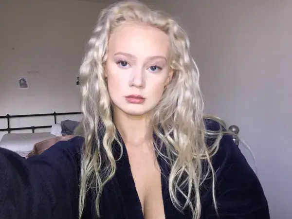 yisej94774 (18) female from AT - sexting partner