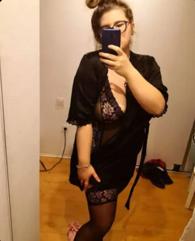 yixejhj (18) female from GB - sexting partner