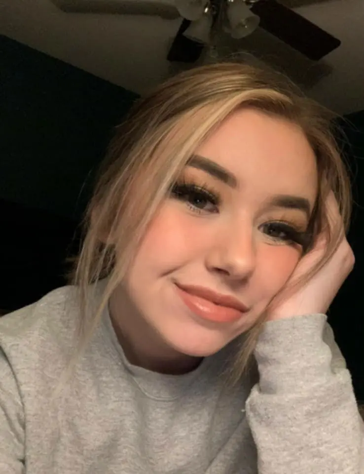 yiyige2335 (18) female from US - sexting partner