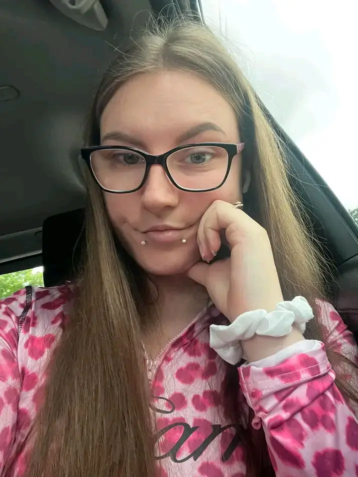 yomeva9735 (18) female from US - sexting partner