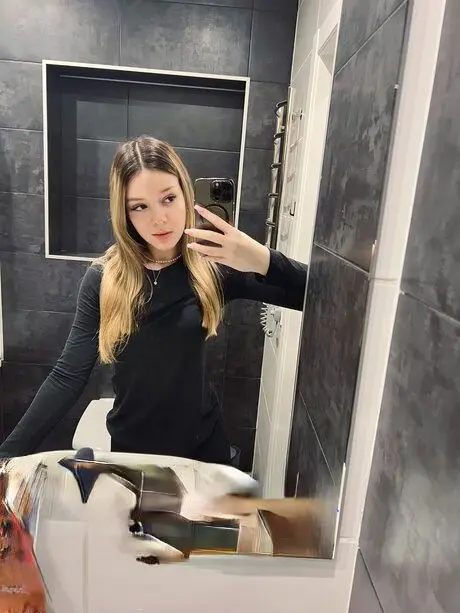 yotan45239 (18) female from GB - sexting partner