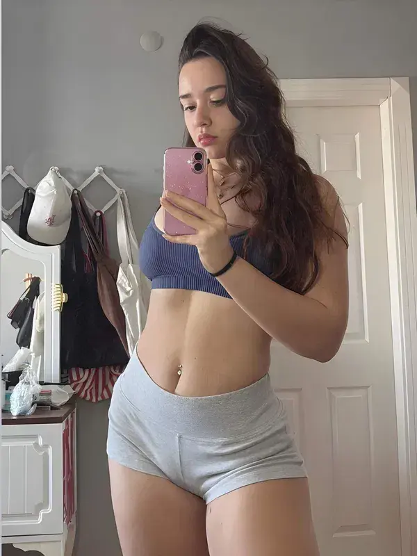 yovefer941 (22) female from US - sexting partner