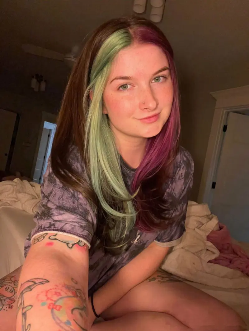 yunan (19) female from US - sexting partner