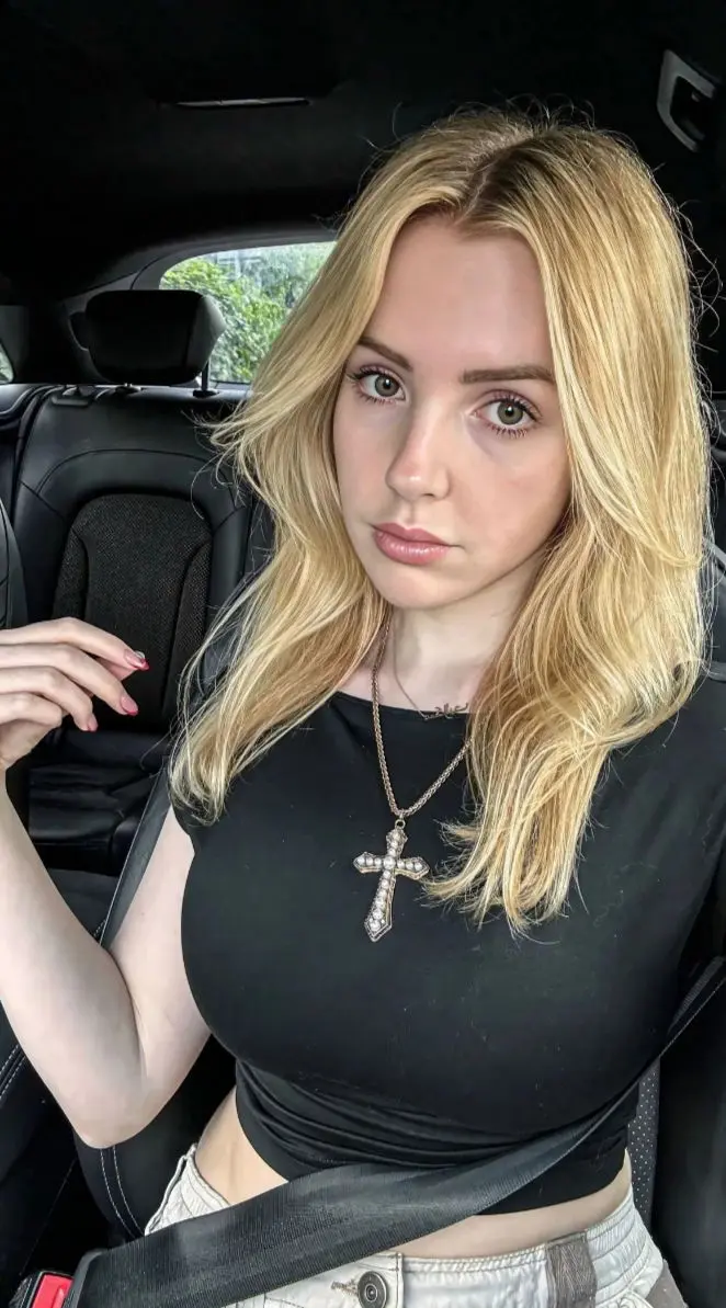 yxopxoz (18) female from US - sexting partner