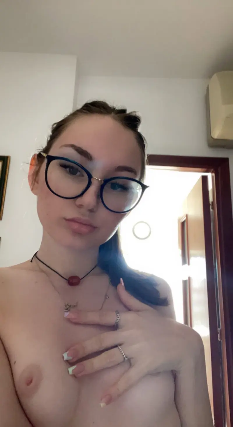 yxvsbfvu (18) female from US - sexting partner