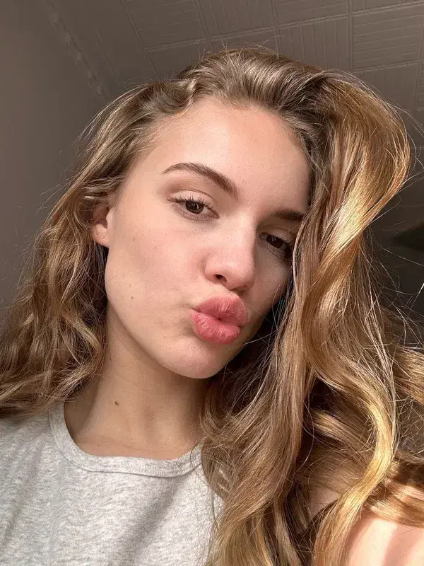 yytup (18) female from US - sexting partner